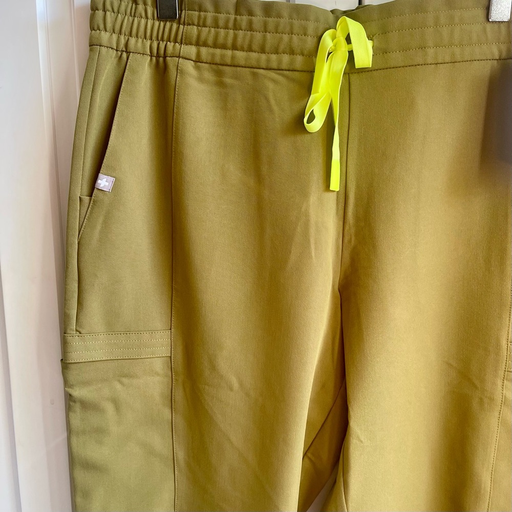 ✨ NWT Figs Lesage Jogger Size M Martini Olive - SOLD OUT Limited Edition - Picture 6 of 9